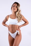 Biquíni Calcinha Asa Delta Com Amarração Lateral e Sutiã Top