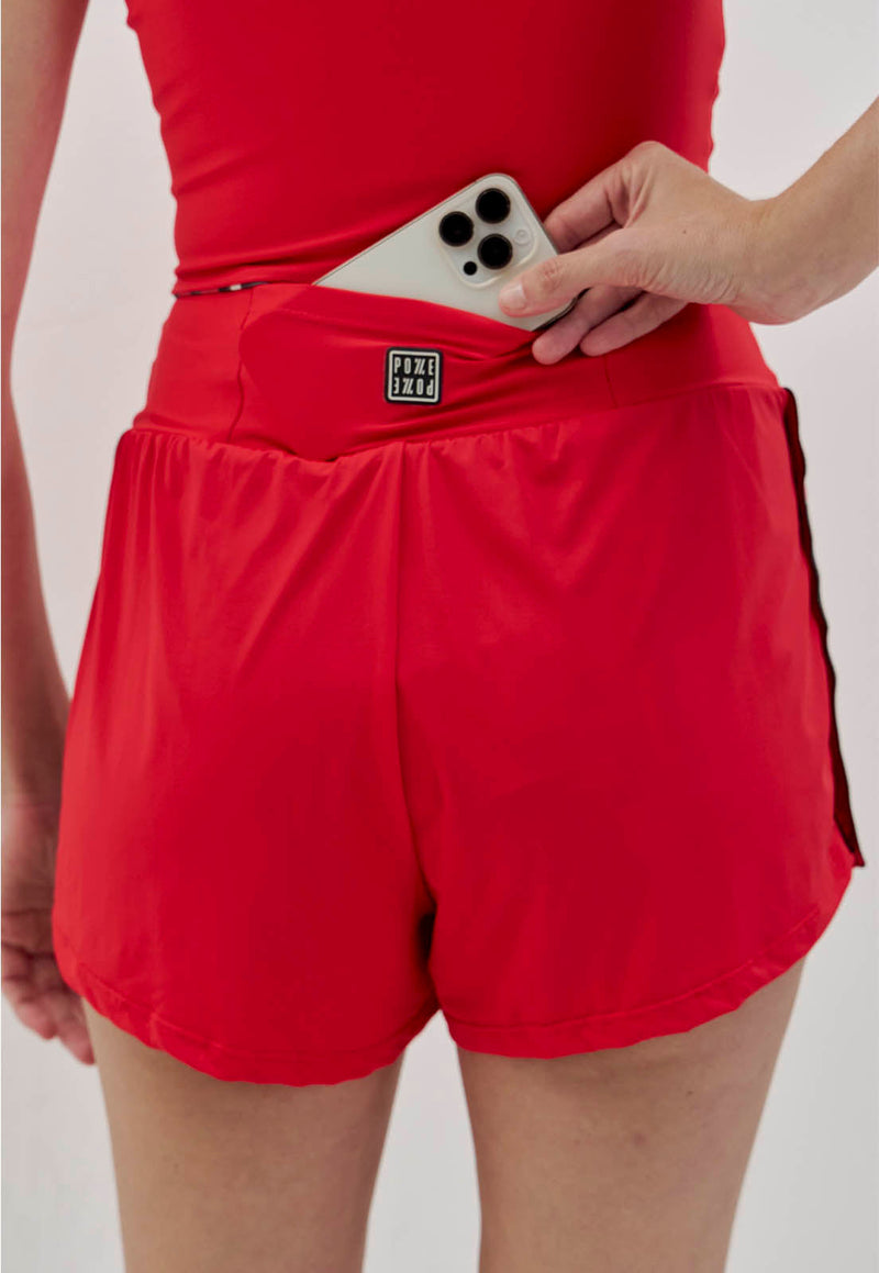 Shorts duplo vermelho carmim com elástico personalizado e bolsos Voá