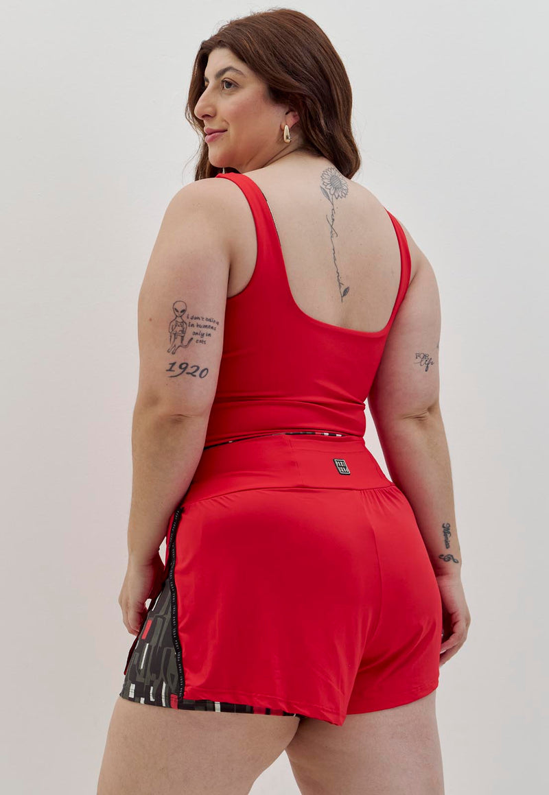 Shorts duplo vermelho carmim com elástico personalizado e bolsos Voá