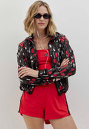 Shorts duplo vermelho carmim com elástico personalizado e bolsos Voá