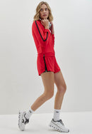 Shorts duplo vermelho carmim com elástico personalizado e bolsos Voá