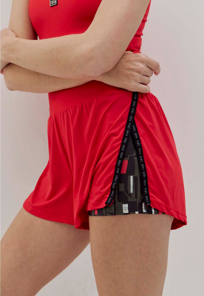 Shorts duplo vermelho carmim com elástico personalizado e bolsos Voá